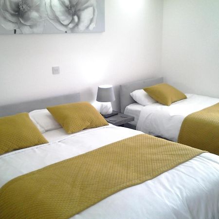 Lady Charlotte Guest Rooms Triple Rooms Dowlais Ngoại thất bức ảnh
