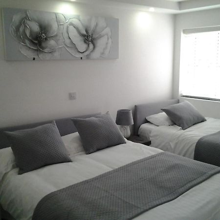 Lady Charlotte Guest Rooms Triple Rooms Dowlais Ngoại thất bức ảnh