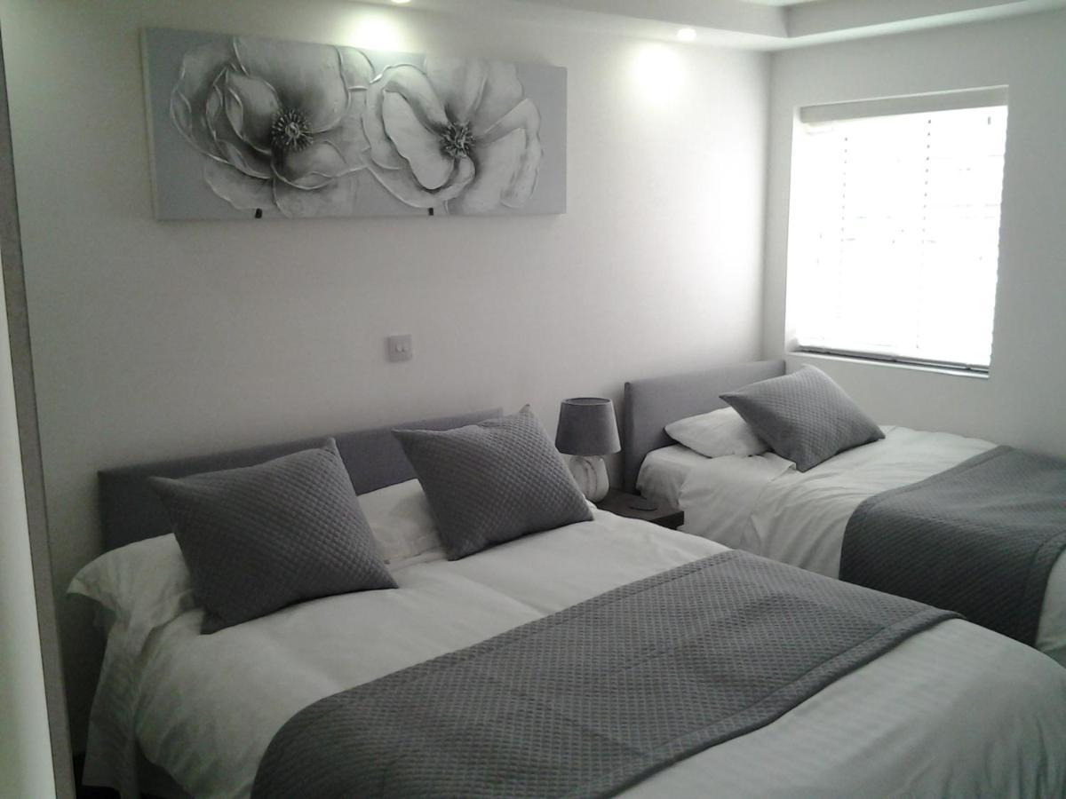 Lady Charlotte Guest Rooms Triple Rooms Dowlais Ngoại thất bức ảnh