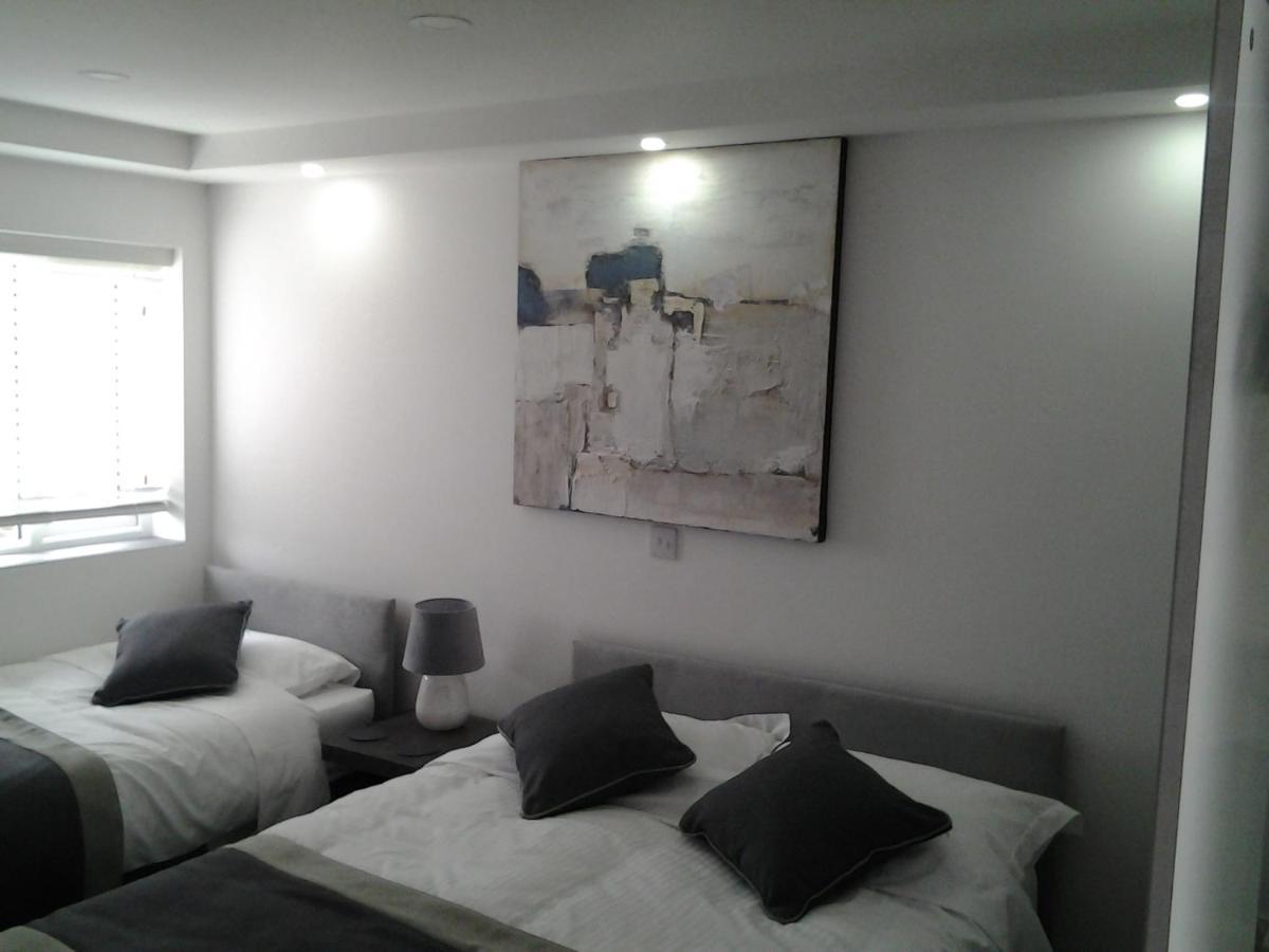 Lady Charlotte Guest Rooms Triple Rooms Dowlais Ngoại thất bức ảnh