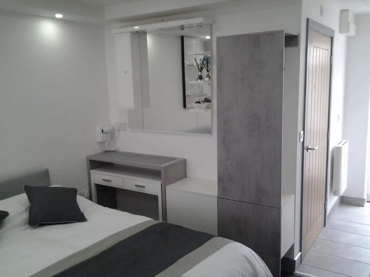 Lady Charlotte Guest Rooms Triple Rooms Dowlais Ngoại thất bức ảnh
