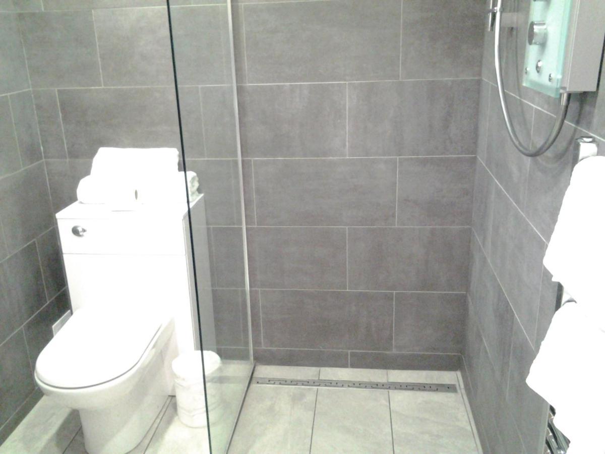 Lady Charlotte Guest Rooms Triple Rooms Dowlais Ngoại thất bức ảnh