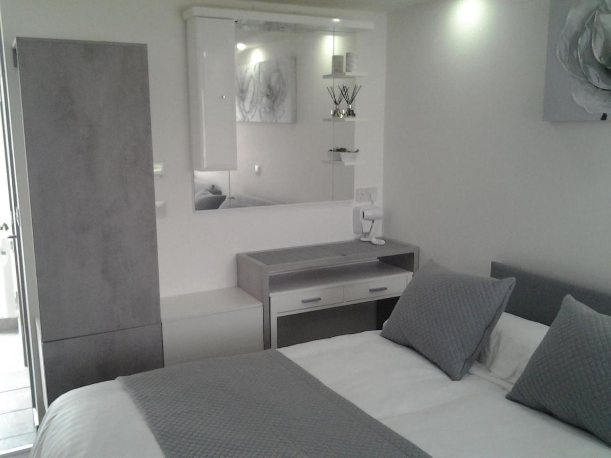 Lady Charlotte Guest Rooms Triple Rooms Dowlais Ngoại thất bức ảnh