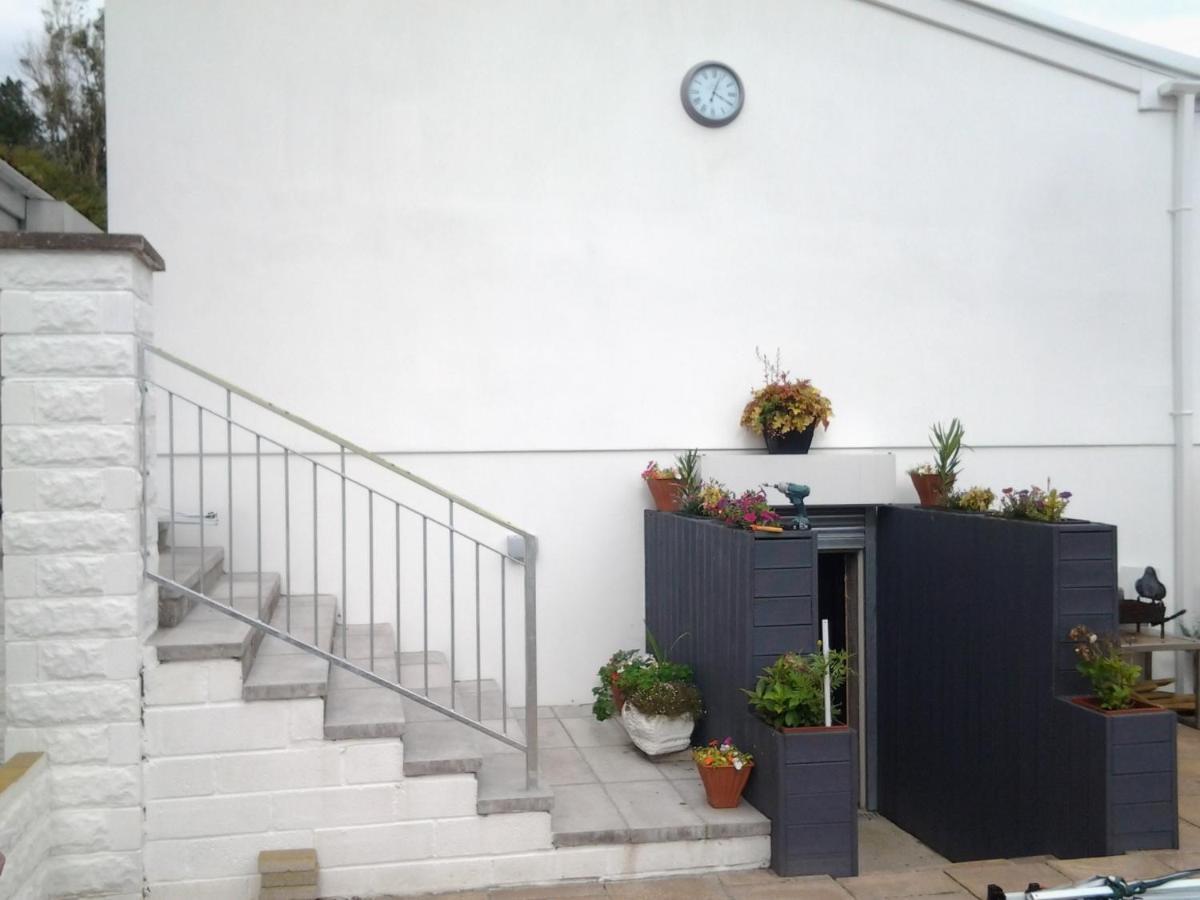 Lady Charlotte Guest Rooms Triple Rooms Dowlais Ngoại thất bức ảnh