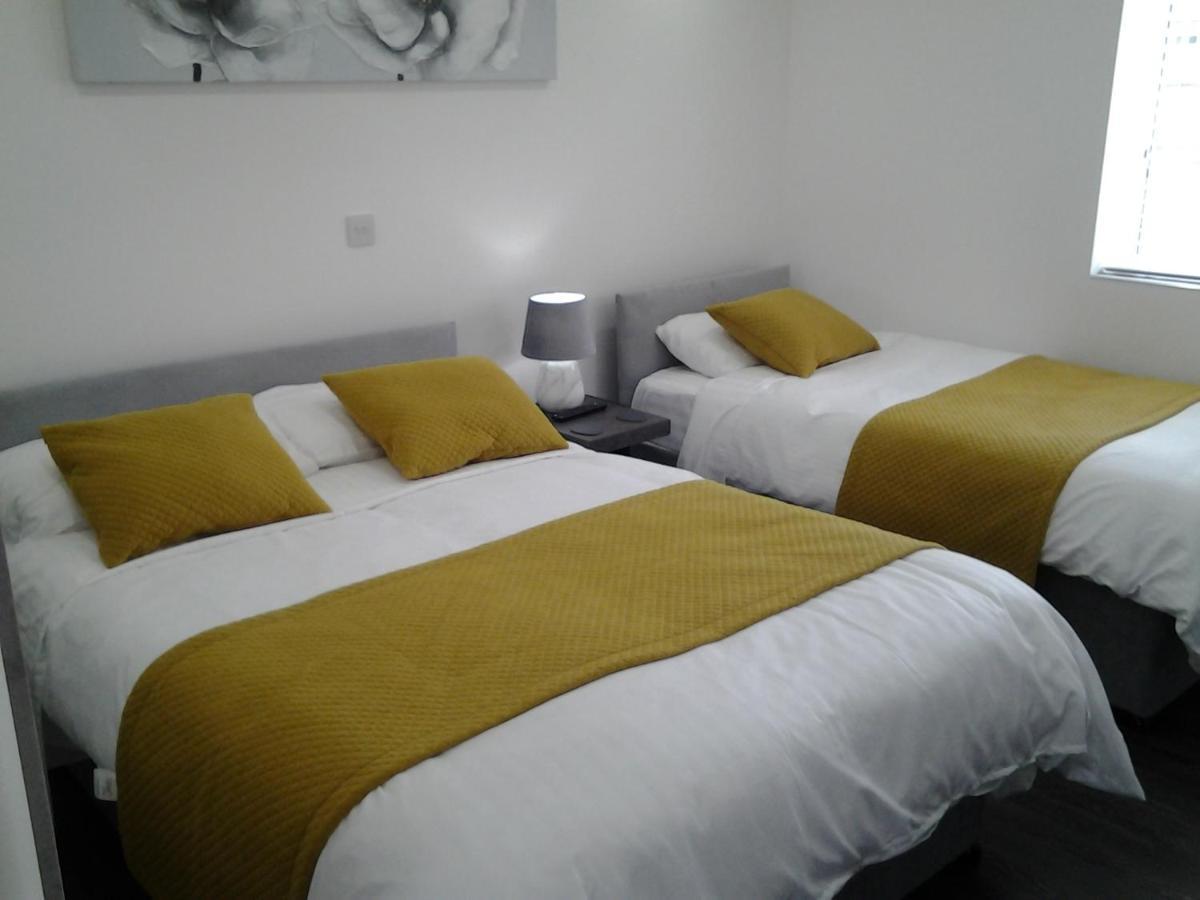 Lady Charlotte Guest Rooms Triple Rooms Dowlais Ngoại thất bức ảnh