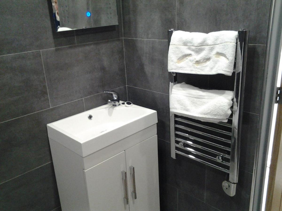 Lady Charlotte Guest Rooms Triple Rooms Dowlais Ngoại thất bức ảnh