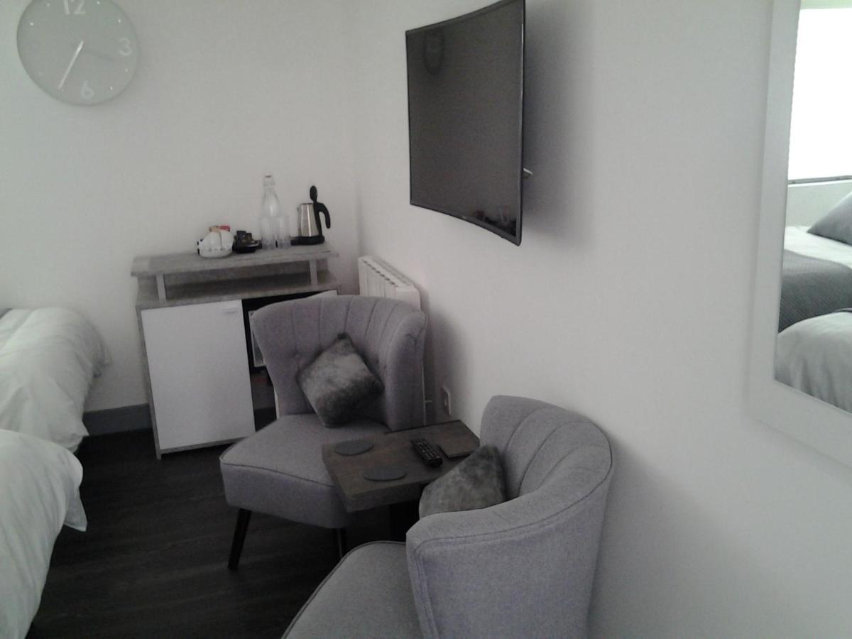 Lady Charlotte Guest Rooms Triple Rooms Dowlais Ngoại thất bức ảnh