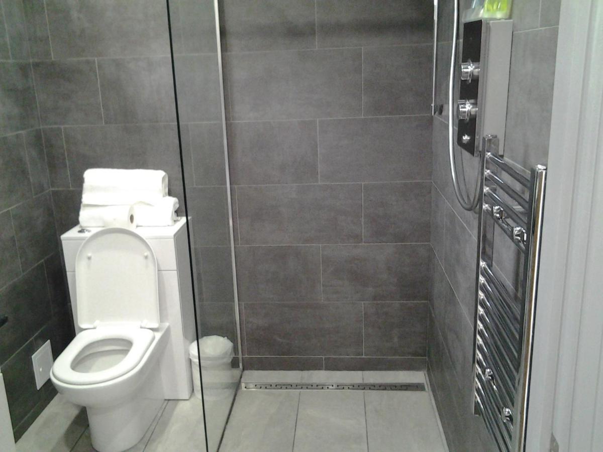 Lady Charlotte Guest Rooms Triple Rooms Dowlais Ngoại thất bức ảnh
