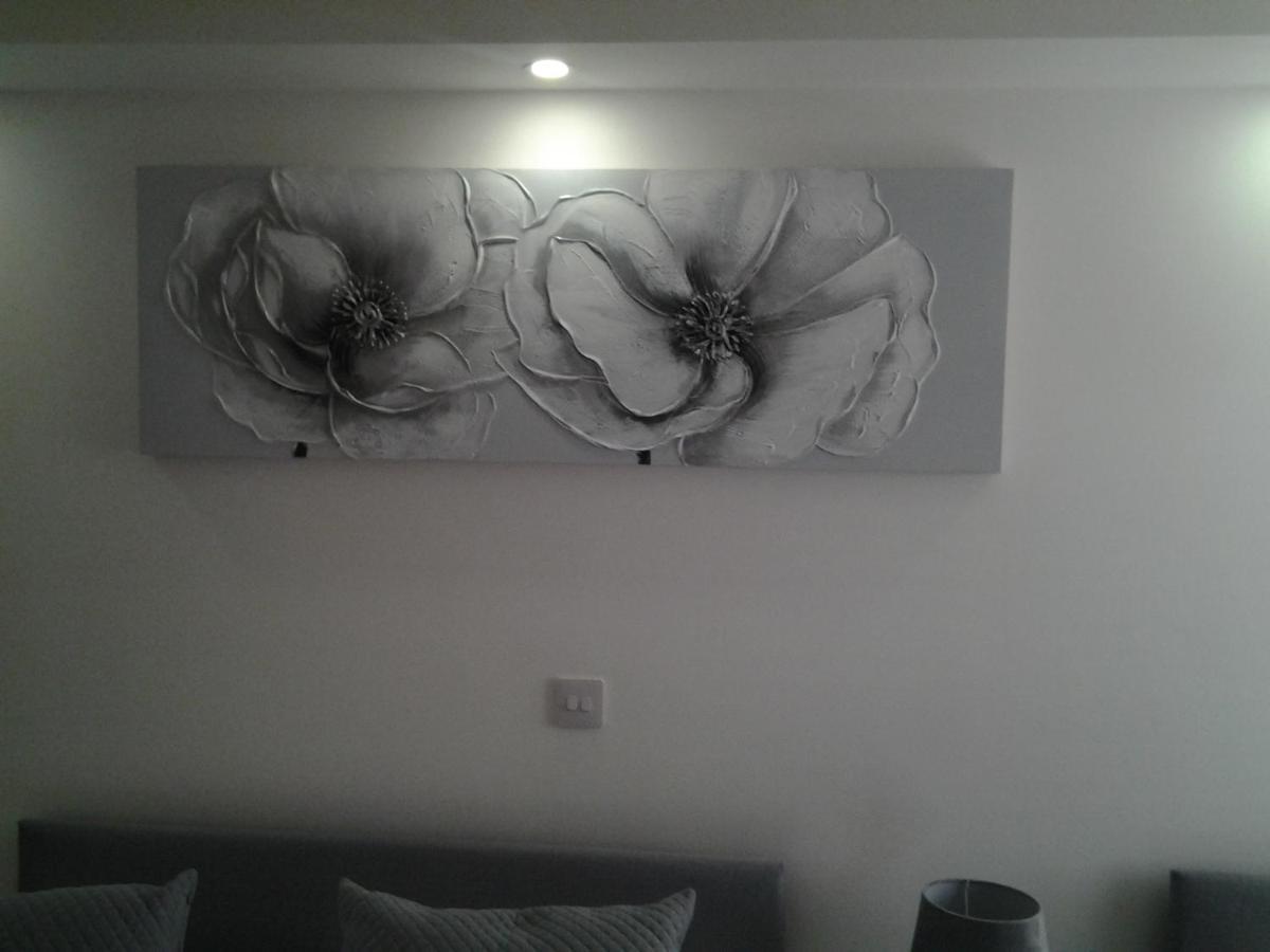 Lady Charlotte Guest Rooms Triple Rooms Dowlais Ngoại thất bức ảnh
