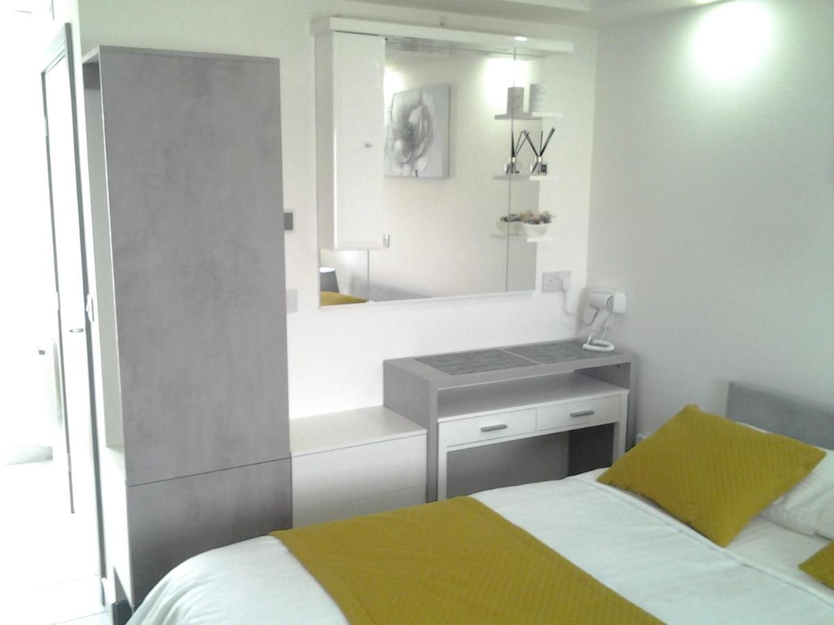 Lady Charlotte Guest Rooms Triple Rooms Dowlais Ngoại thất bức ảnh