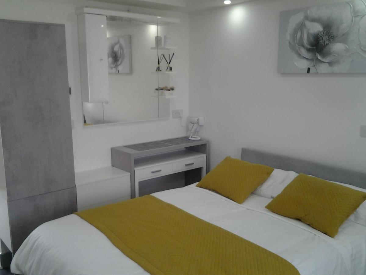 Lady Charlotte Guest Rooms Triple Rooms Dowlais Ngoại thất bức ảnh
