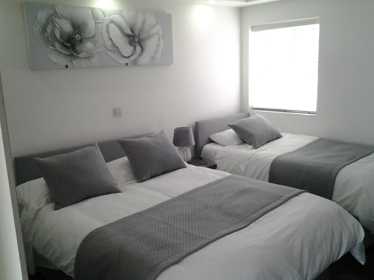 Lady Charlotte Guest Rooms Triple Rooms Dowlais Ngoại thất bức ảnh